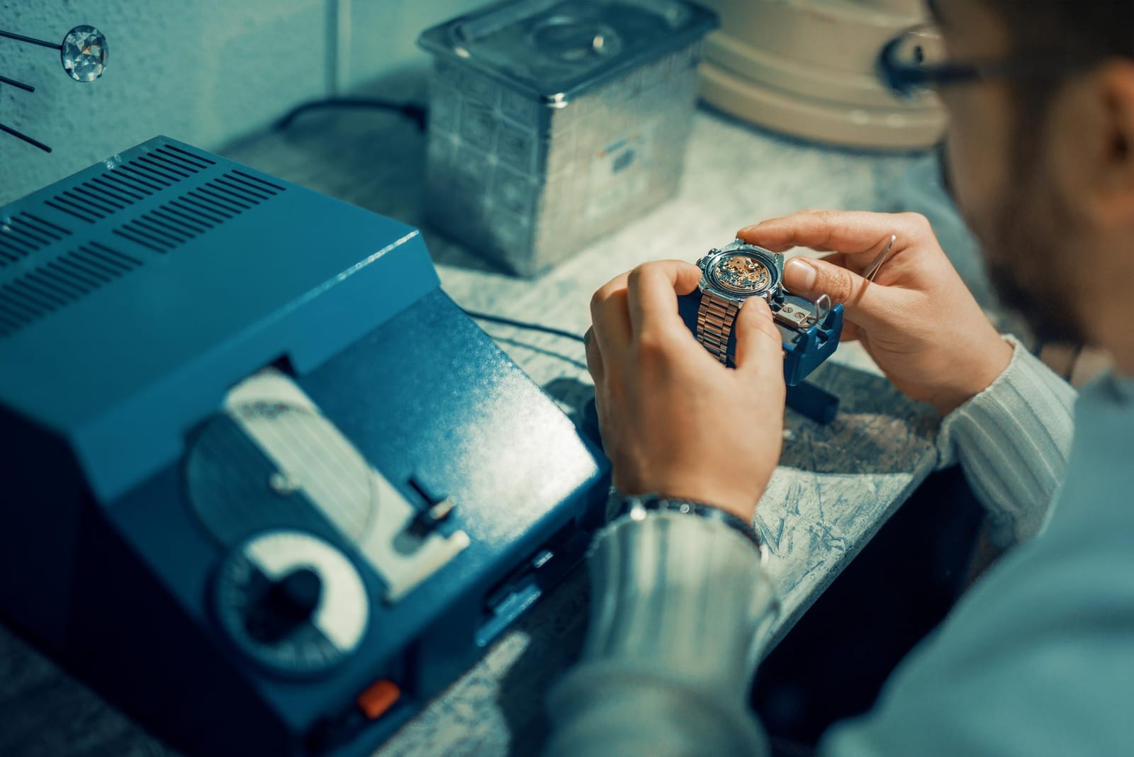 Orologiaio al banco mentre verifica un orologio da polso