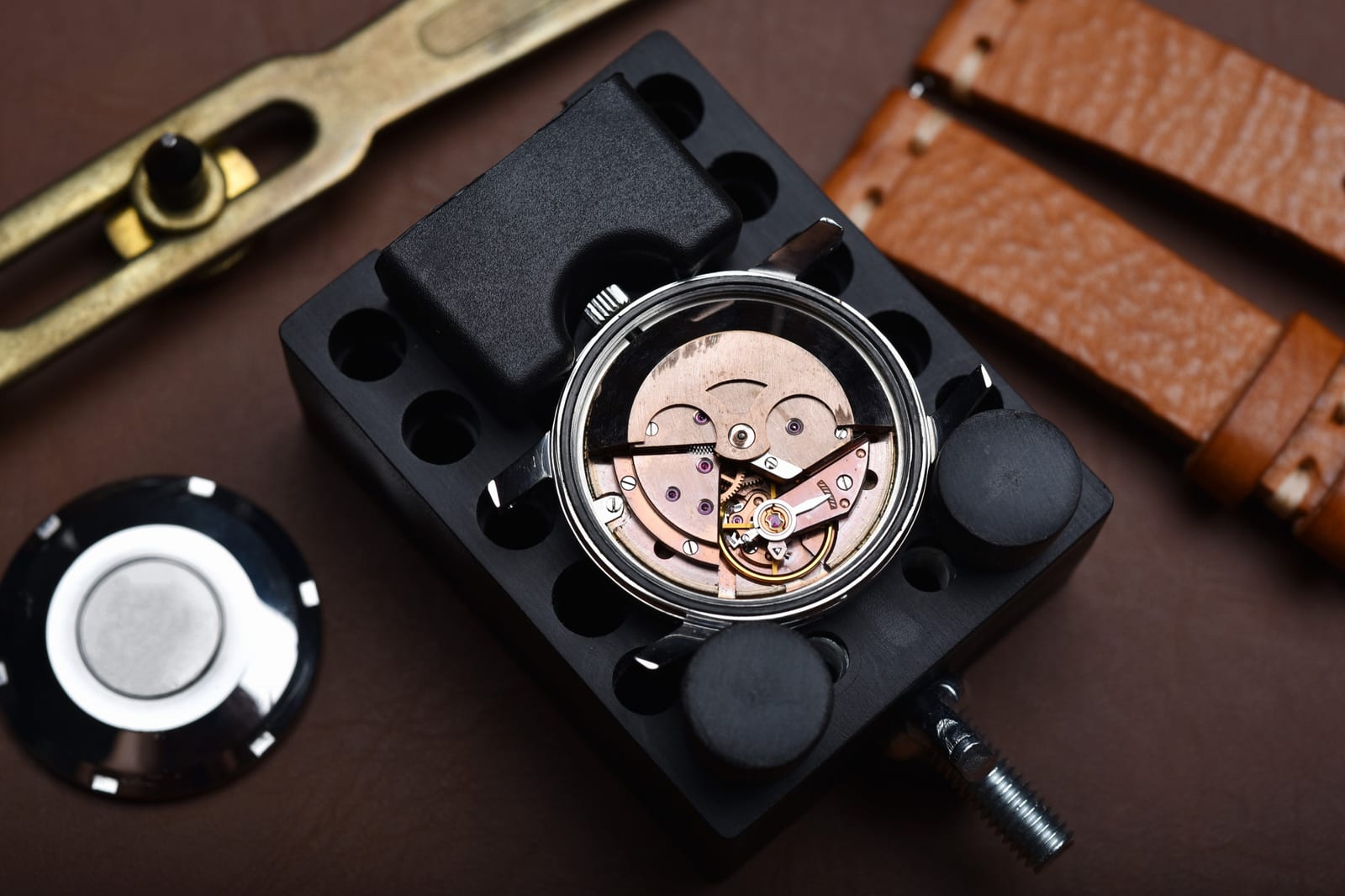 Cassa di un orologio fissata al supporto durante la lavorazione